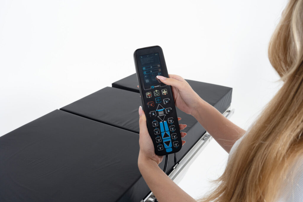 stół operacyjny w nowoczesnej sali operacyjnej